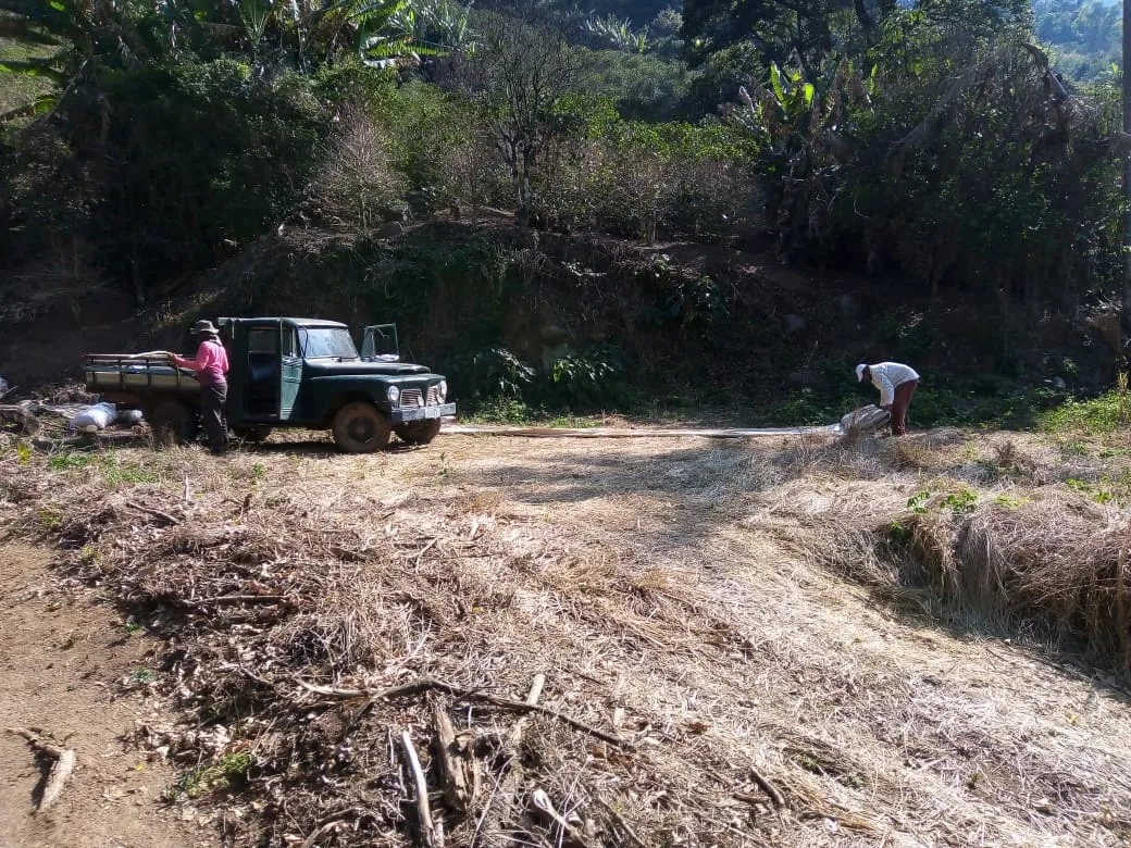 Quer construir uma casa em uma serra, bem no meio da natureza? Área com 1,5 alqueire,  com linda vista panorâmica para a Pedra do Elefante, formada com mata,  nascente de água, ideal para quem quer sossego, a apenas  6Km de Andradas. São terras ladeirosas, mas tem uma terraplenagem com aproximadamente 300m², onde da para construir. O acesso ideal é com veículo 4 x 4. Ideal também para criação de abelhas e produção de mel. - foto 2