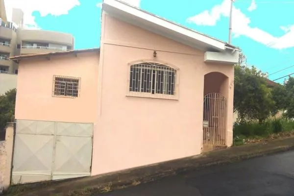 Vila Mosconi - Não é toda hora que aparece um imóvel da região central em venda. Casa com 2...