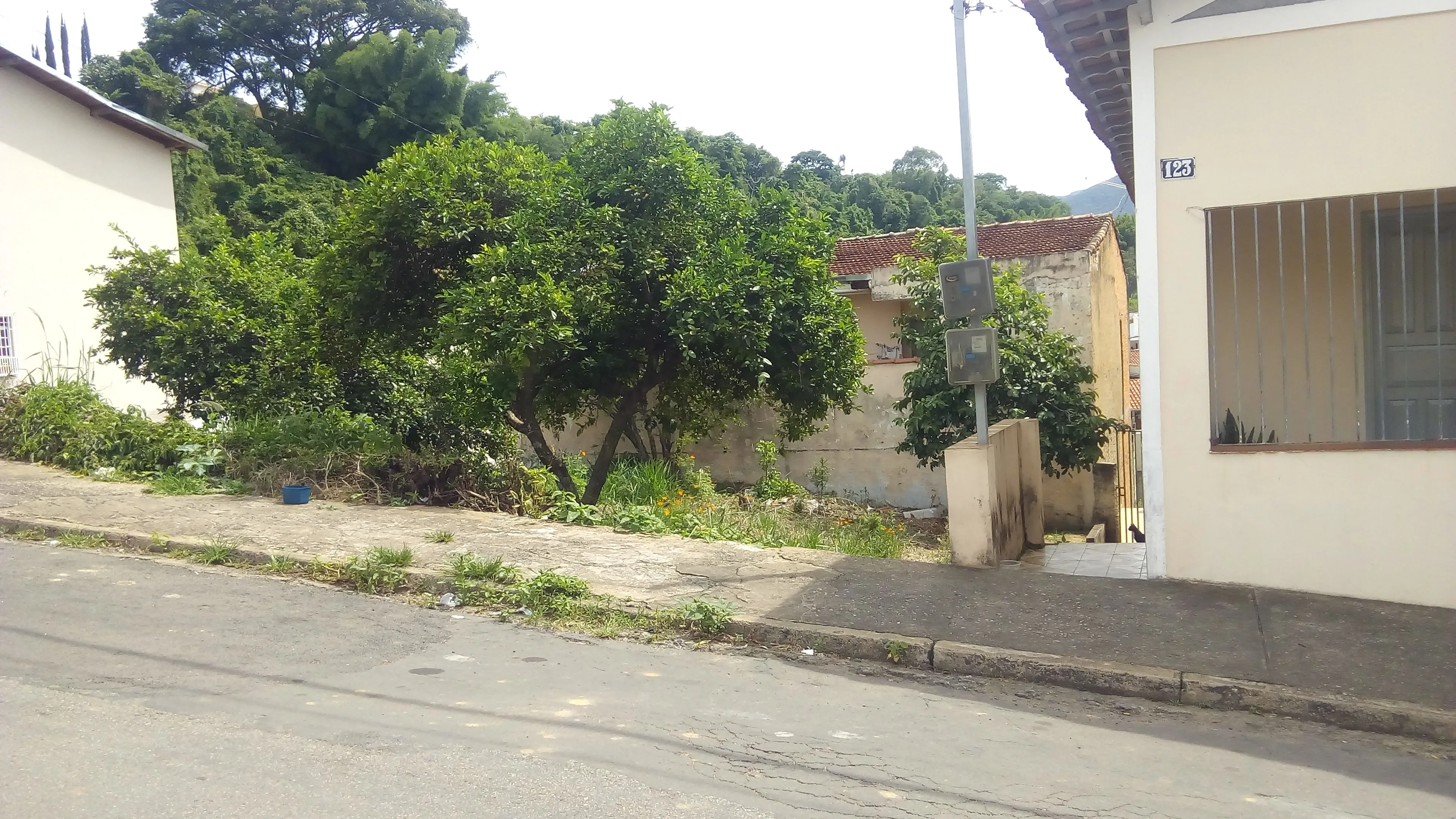 Vila Mosconi -Sua oportunidade de morar na região central. Terreno de esquina, ótima topografia, próximo do Clube Rio Branco e da Avenida Bias Fortes. - foto 2