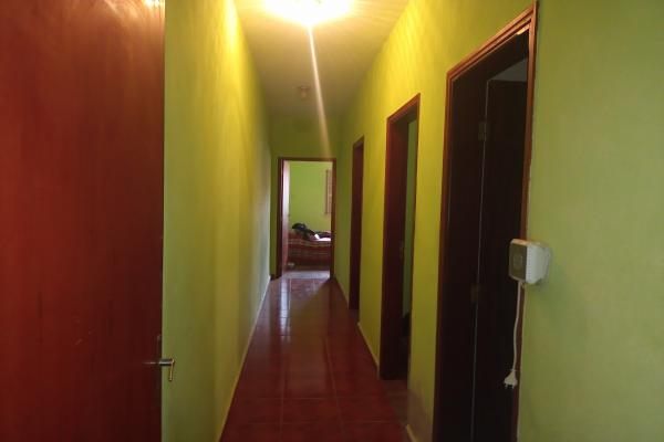 Tenha tranquilidade de morar numa casa bem segura. PORTAL DO SOL Casa com 3 quartos, suite, 2 garagens, bem fechada, mais dependência no fundo, muros altos, portão eletrônico. Documentação em ordem para financiamento. - foto 2