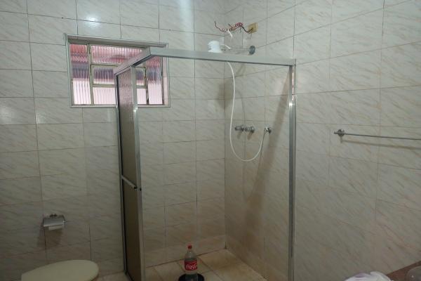 Tenha tranquilidade de morar numa casa bem segura. PORTAL DO SOL Casa com 3 quartos, suite, 2 garagens, bem fechada, mais dependência no fundo, muros altos, portão eletrônico. Documentação em ordem para financiamento. - foto 3