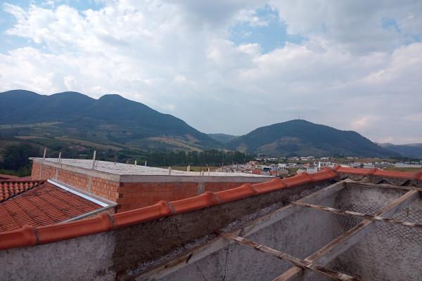 Tenha tranquilidade de morar numa casa bem segura. PORTAL DO SOL Casa com 3 quartos, suite, 2 garagens, bem fechada, mais dependência no fundo, muros altos, portão eletrônico. Documentação em ordem para financiamento. - foto 4