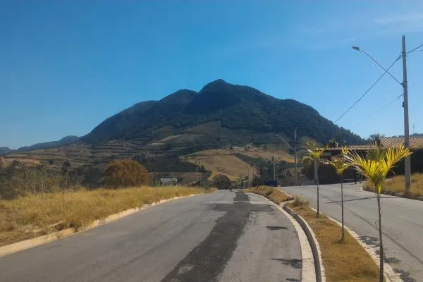 LOTES EM PRESTAÇÕES - Alto da Bela Vista. 250,00m².Pronto para construir, com linda vista para a Serra do Caracol. Entrada de R$16.950,00 mais 144  prestações de R$1.967,00, com correção anual.   Estuda-se facilitação da entrada. Para quem quer um terreno grande, para ter um amplo quintal, temos terrenos com área de 375 a 500m². Observe as vistas do bairro. Valor à vista para o lote de 250,00m² . - foto 2