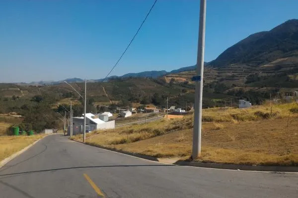 LOTES EM PRESTAÇÕES - Alto da Bela Vista. 250,00m².Pronto para construir, com linda vista para a Serra do Caracol. Entrada de R$16.950,00 mais 144  prestações de R$1.967,00, com correção anual.   Estuda-se facilitação da entrada. Para quem quer um terreno grande, para ter um amplo quintal, temos terrenos com área de 375 a 500m². Observe as vistas do bairro. Valor à vista para o lote de 250,00m² . - foto 3