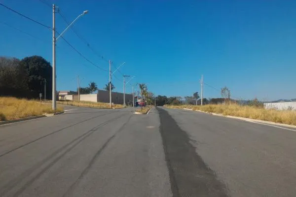 LOTES EM PRESTAÇÕES - Alto da Bela Vista. 250,00m².Pronto para construir, com linda vista para a Serra do Caracol. Entrada de R$16.950,00 mais 144  prestações de R$1.967,00, com correção anual.   Estuda-se facilitação da entrada. Para quem quer um terreno grande, para ter um amplo quintal, temos terrenos com área de 375 a 500m². Observe as vistas do bairro. Valor à vista para o lote de 250,00m² . - foto 4