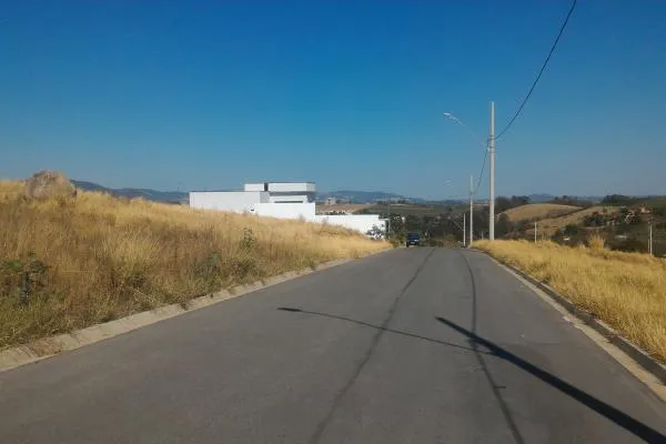 LOTES EM PRESTAÇÕES - Alto da Bela Vista. 250,00m².Pronto para construir, com linda vista para a Serra do Caracol. Entrada de R$16.950,00 mais 144  prestações de R$1.967,00, com correção anual.   Estuda-se facilitação da entrada. Para quem quer um terreno grande, para ter um amplo quintal, temos terrenos com área de 375 a 500m². Observe as vistas do bairro. Valor à vista para o lote de 250,00m² . - foto 5