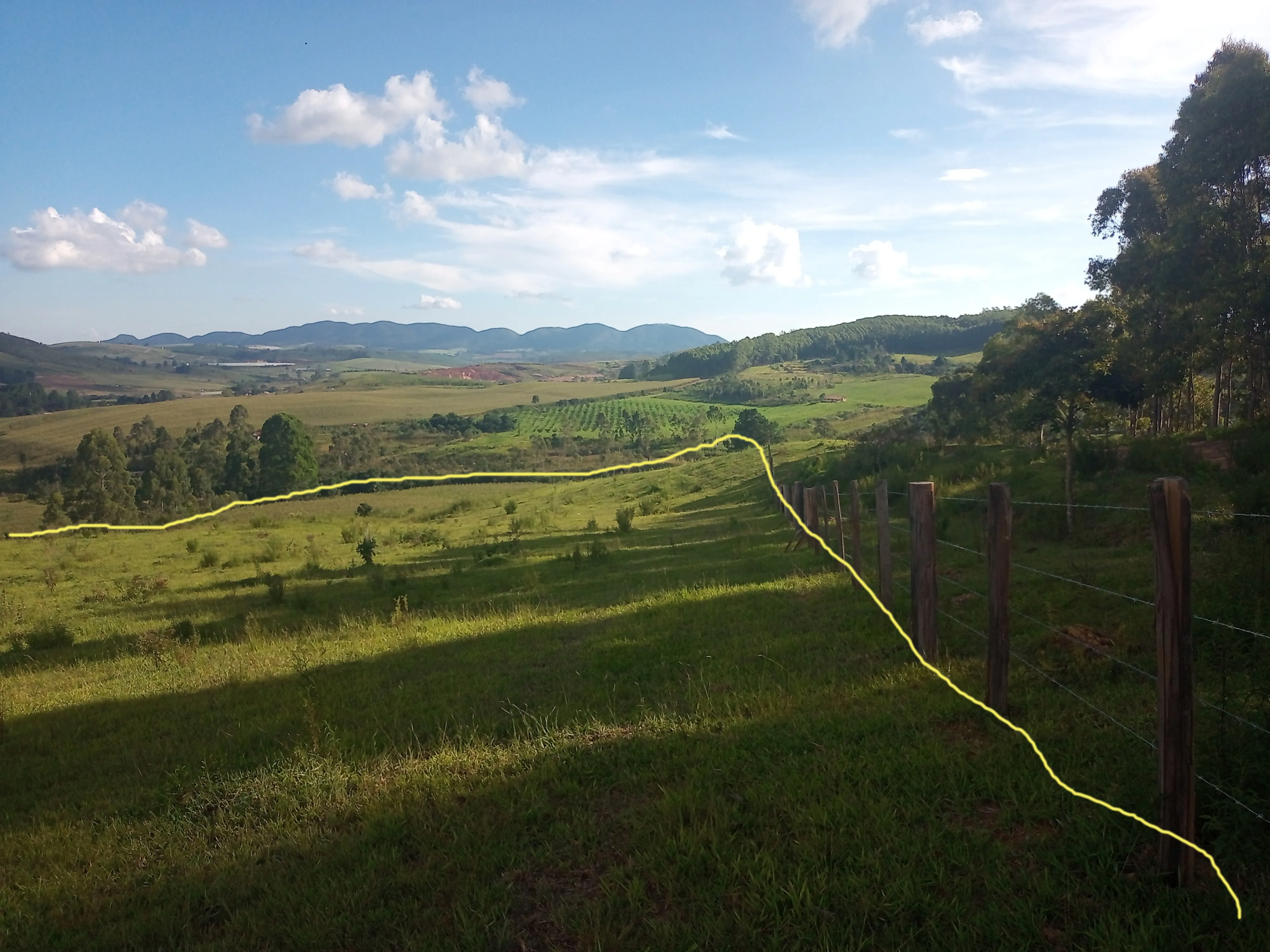 Este é para você que idealizou ter um sítio em localização privilegiada e de fácil acesso.  Área de terras com 7,7 alqueires ou 18,6 hectares sem edificações, com açude, localizado a apenas 2Km da rodovia Andadas/Poços de Caldas, topografia oitenta por cento tratorável, 3 hectares formados com eucalipto cortado recentemente, bacias de contenção contra erosão, sem servidão de caminho para terceiros,  local ideal para a agropecuária, construir sua morada ou para o lazer, fica próximo de Andradas e de Poços de Caldas, região que vem se devolvendo com diversidade de culturas como horticultura, flores, oliveiras, eucalipto e frutíferas, altitude média entre 1340 a 1365 metros. Agende logo sua visita, com as boas qualidades que este imóvel possui será vendido rapidamente. - foto 8