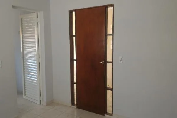 Quer ter uma casa com quintal? Esta é a sua oportunidade. Casa com 2 quartos, sendo um suíte, sala grande, cozinha ampla, garagem, abriga 3 automóveis, quintal. Aceita-se troca por terreno, chácara ou sítio. Como a sala é grande dá para dividir e fazer o terceiro quarto, reformada no estado de nova. São 87,00m² construídos. Outras casas deste tamanho custam acima de R$320mil. Esta custa apenas - foto 2