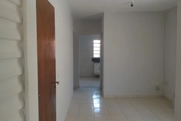 Quer ter uma casa com quintal? Esta é a sua oportunidade. Casa com 2 quartos, sendo um suíte, sala grande, cozinha ampla, garagem, abriga 3 automóveis, quintal. Aceita-se troca por terreno, chácara ou sítio. Como a sala é grande dá para dividir e fazer o terceiro quarto, reformada no estado de nova. São 87,00m² construídos. Outras casas deste tamanho custam acima de R$320mil. Esta custa apenas - foto 4