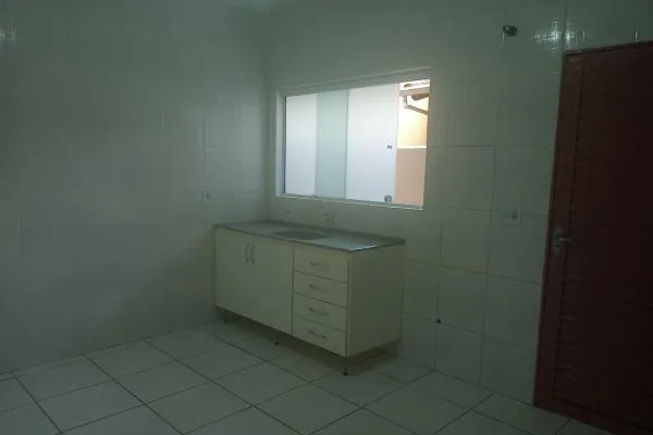 Casa acolhedora, confortável, com 2 quartos, 2 garagens, no bairro Alfa, bem conservada. Vamos conhecê-la, para sentir o quanto ela é agradável? - foto 2