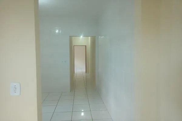 Casa acolhedora, confortável, com 2 quartos, 2 garagens, no bairro Alfa, bem conservada. Vamos conhecê-la, para sentir o quanto ela é agradável? - foto 3
