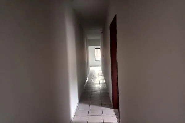 Você quer morar pertinho do centro? Então venha conhecer esta casa. 3 quartos, garagem, bem conservada, no bairro João Teixeira Filho. - foto 2
