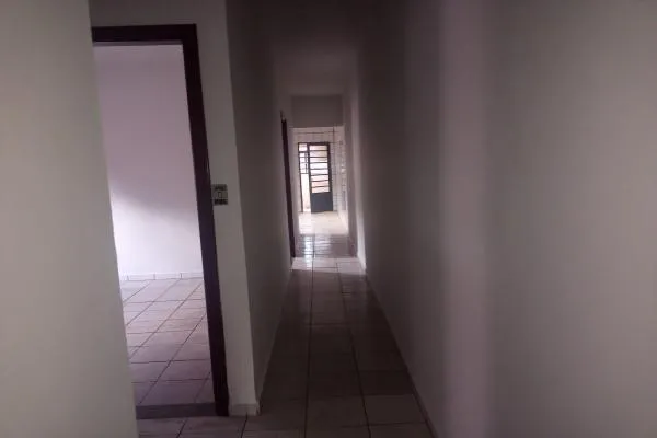 Você quer morar pertinho do centro? Então venha conhecer esta casa. 3 quartos, garagem, bem conservada, no bairro João Teixeira Filho. - foto 3