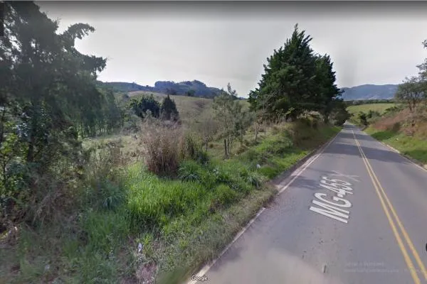 Área com 1000m², frente para MG 455-Saída de Ibitiúra, próxima do Posto Alfa, a 500 metros da cidade, ideal para galpão industrial ou comercial, garagens de veículos e para quem quer ter um excelente ponto comercial. Aceita troca. - foto 2