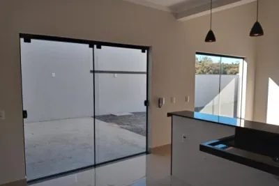 Esta casa destaca-se pela iluminação natural através das...