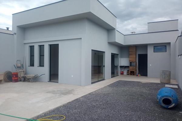 Esta casa destaca-se pela iluminação natural através das portas de blindex e pelo acabamento refinado, são três quartos, um suite, três ambientes integrados: sala de visita, cozinha e churrasqueira, quintal amplo com instalações prontas para piscina. - foto 3
