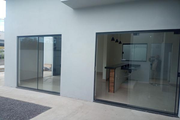 Esta casa destaca-se pela iluminação natural através das portas de blindex e pelo acabamento refinado, são três quartos, um suite, três ambientes integrados: sala de visita, cozinha e churrasqueira, quintal amplo com instalações prontas para piscina. - foto 4