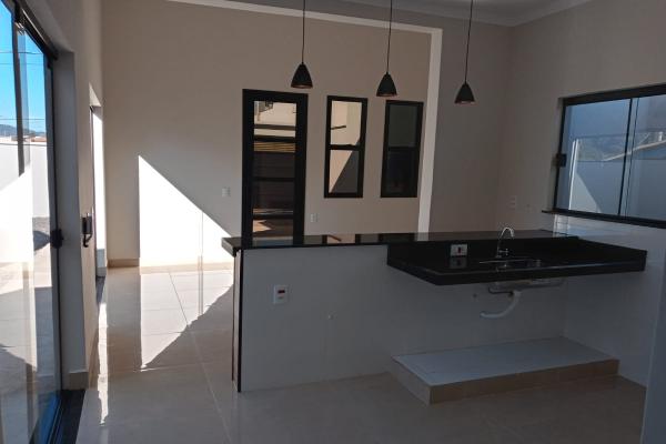 Esta casa destaca-se pela iluminação natural através das portas de blindex e pelo acabamento refinado, são três quartos, um suite, três ambientes integrados: sala de visita, cozinha e churrasqueira, quintal amplo com instalações prontas para piscina. - foto 6