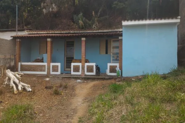 JARDIM PANORAMA - Casa na parte baixa do bairro, com 2 quartos, sala, cozinha, banheiro, varanda, construída no fundo do terreno, espaço para 3 automóveis, a apenas 600 metros do centro de Andradas. Aceita-se troca por terrenos, chácara ou automóveis. - foto 2