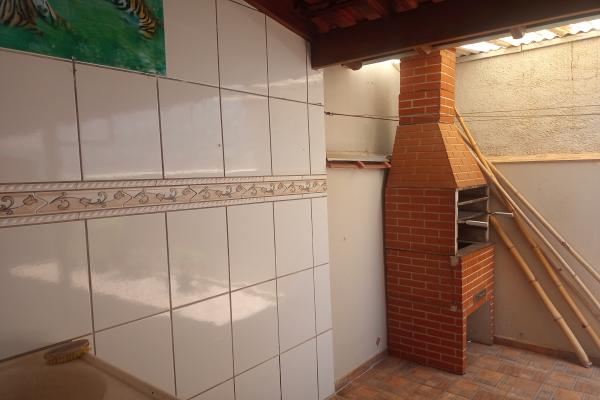 Esta casa é confortável,aconchegante,um local ideal para abrigar sua família e receber amigos. Varandas amplas com churrasqueira, garagem para 3 automóveis, 3 quartos, um suite, sala e cozinha amplas, acabamento ótimo. Uma oportunidade imperdível. - foto 2