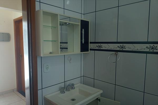 Esta casa é confortável,aconchegante,um local ideal para abrigar sua família e receber amigos. Varandas amplas com churrasqueira, garagem para 3 automóveis, 3 quartos, um suite, sala e cozinha amplas, acabamento ótimo. Uma oportunidade imperdível. - foto 3