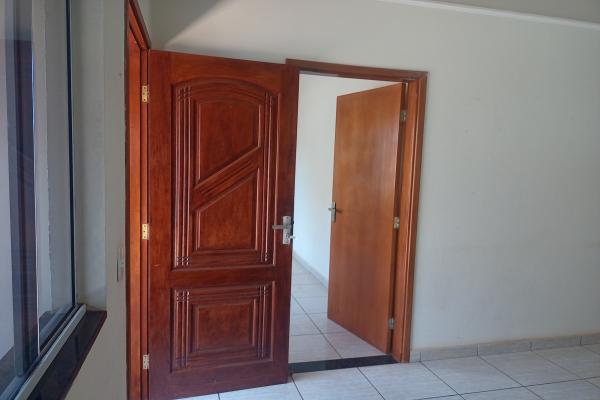 Esta casa é confortável,aconchegante,um local ideal para abrigar sua família e receber amigos. Varandas amplas com churrasqueira, garagem para 3 automóveis, 3 quartos, um suite, sala e cozinha amplas, acabamento ótimo. Uma oportunidade imperdível. - foto 4