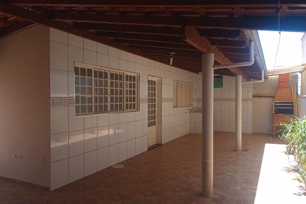 Esta casa é confortável,aconchegante,um local ideal para abrigar sua família e receber amigos. Varandas amplas com churrasqueira, garagem para 3 automóveis, 3 quartos, um suite, sala e cozinha amplas, acabamento ótimo. Uma oportunidade imperdível. - foto 6