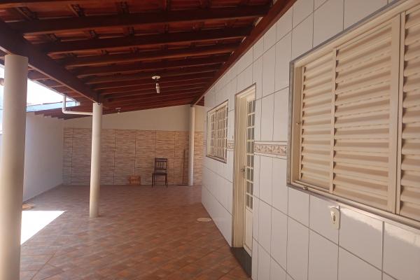 Esta casa é confortável,aconchegante,um local ideal para abrigar sua família e receber amigos. Varandas amplas com churrasqueira, garagem para 3 automóveis, 3 quartos, um suite, sala e cozinha amplas, acabamento ótimo. Uma oportunidade imperdível. - foto 7