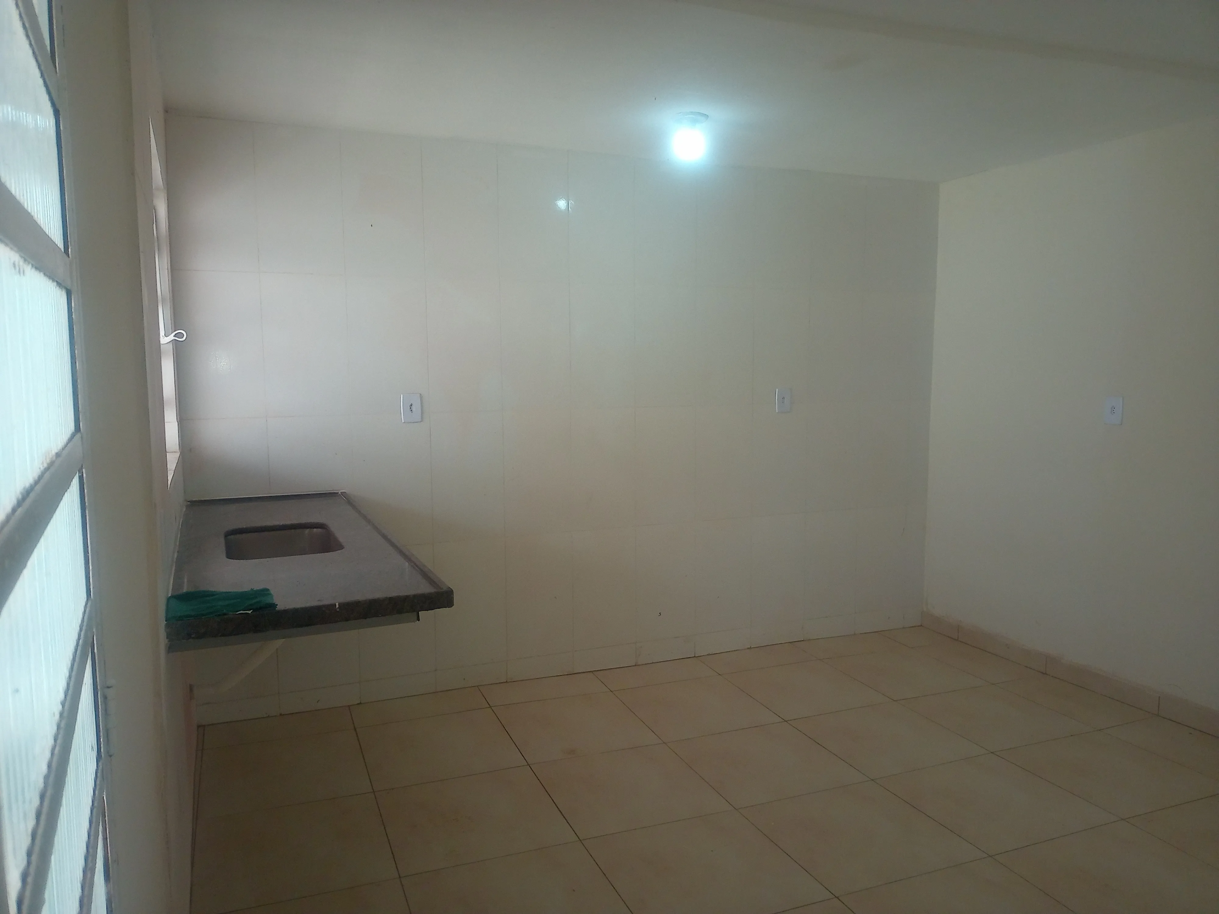 Casa localizada no ponto mais alto da travessa da Avenida Mário Lanzani, próxima de vários tipos estabelecimentos comerciais como açougue, supermercado, lojas de roupas, rações e muito mais para seu conforto. Com 3 quartos, reformada recentemente, no estado de nova. - foto 1