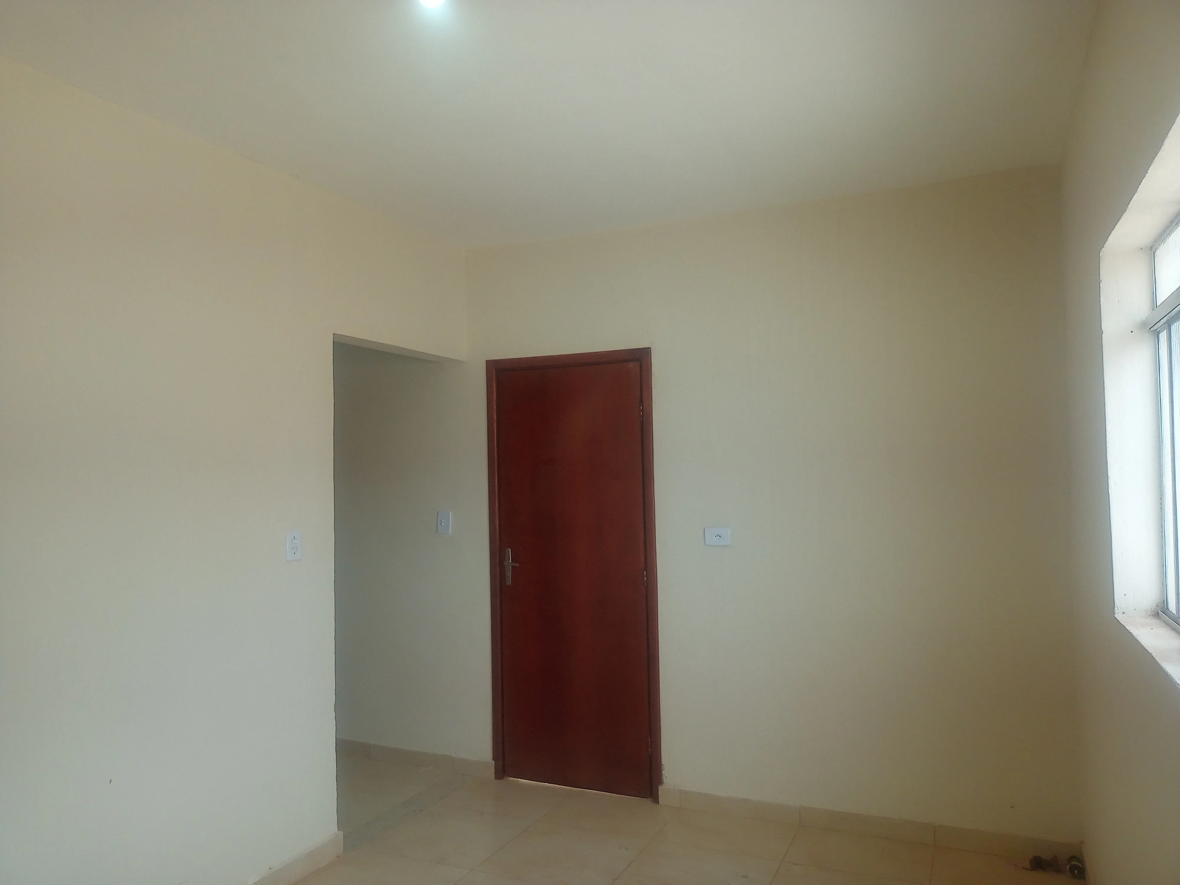 Casa localizada no ponto mais alto da travessa da Avenida Mário Lanzani, próxima de vários tipos estabelecimentos comerciais como açougue, supermercado, lojas de roupas, rações e muito mais para seu conforto. Com 3 quartos, reformada recentemente, no estado de nova. - foto 2