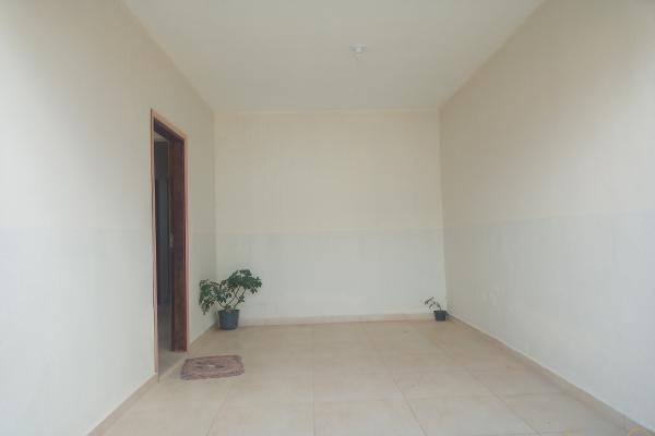 Casa localizada no ponto mais alto da travessa da Avenida Mário Lanzani, próxima de vários tipos estabelecimentos comerciais como açougue, supermercado, lojas de roupas, rações e muito mais para seu conforto. Com 3 quartos, reformada recentemente, no estado de nova. - foto 1