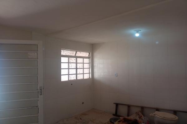 Casa localizada no ponto mais alto da travessa da Avenida Mário Lanzani, próxima de vários tipos estabelecimentos comerciais como açougue, supermercado, lojas de roupas, rações e muito mais para seu conforto. Com 3 quartos, reformada recentemente, no estado de nova. - foto 3