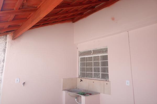 Casa localizada no ponto mais alto da travessa da Avenida Mário Lanzani, próxima de vários tipos estabelecimentos comerciais como açougue, supermercado, lojas de roupas, rações e muito mais para seu conforto. Com 3 quartos, reformada recentemente, no estado de nova. - foto 4