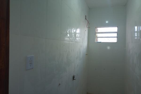 Casa localizada no ponto mais alto da travessa da Avenida Mário Lanzani, próxima de vários tipos estabelecimentos comerciais como açougue, supermercado, lojas de roupas, rações e muito mais para seu conforto. Com 3 quartos, reformada recentemente, no estado de nova. - foto 7