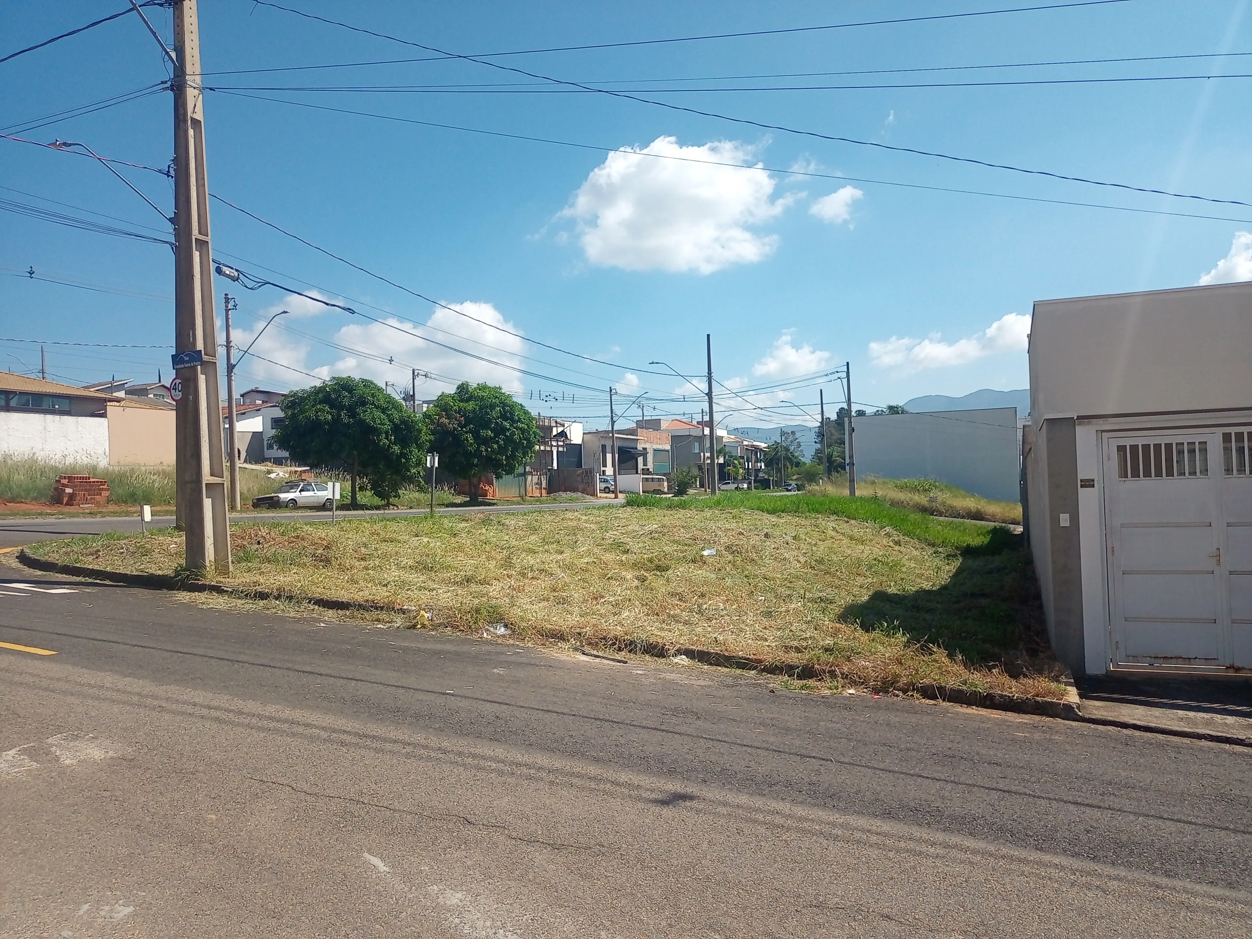 Terreno de esquina no Jardim Mirante, com 270 m², uma área diferenciada e maior que a maioria...
