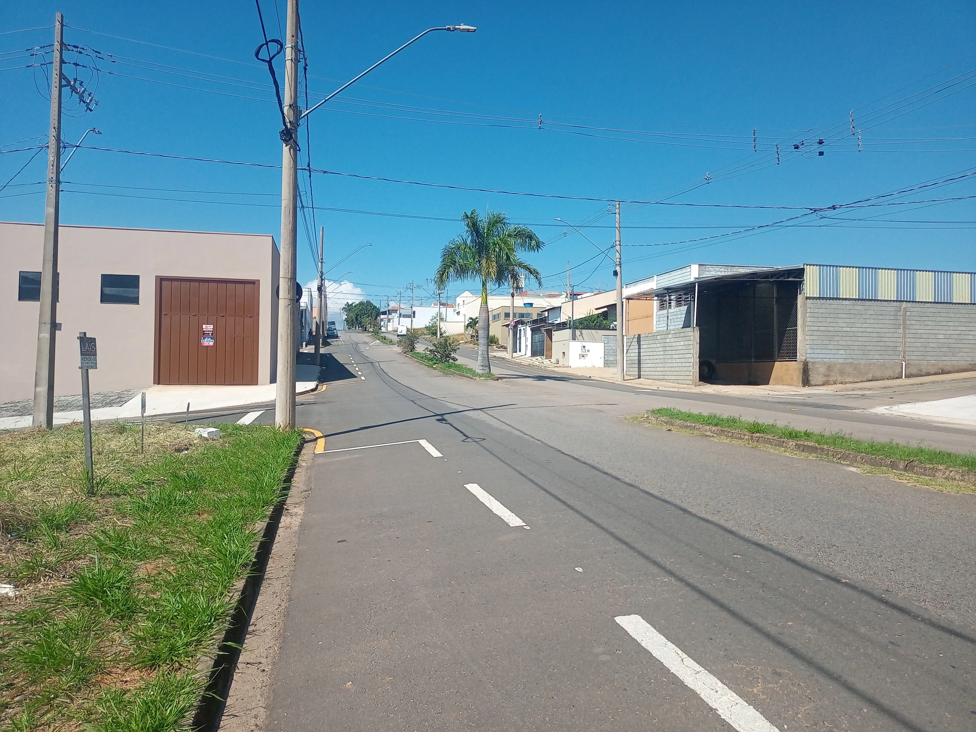 Terreno de esquina no Jardim Mirante, com 270 m², uma área diferenciada e maior que a maioria dos terrenos do bairro. Localizado de frente para a avenida, oferece excelente visibilidade e acesso, sendo uma ótima oportunidade para instalação de comércio, indústria, construção de barracão ou residência.
Excelente localização e grande potencial para investimento! - foto 2