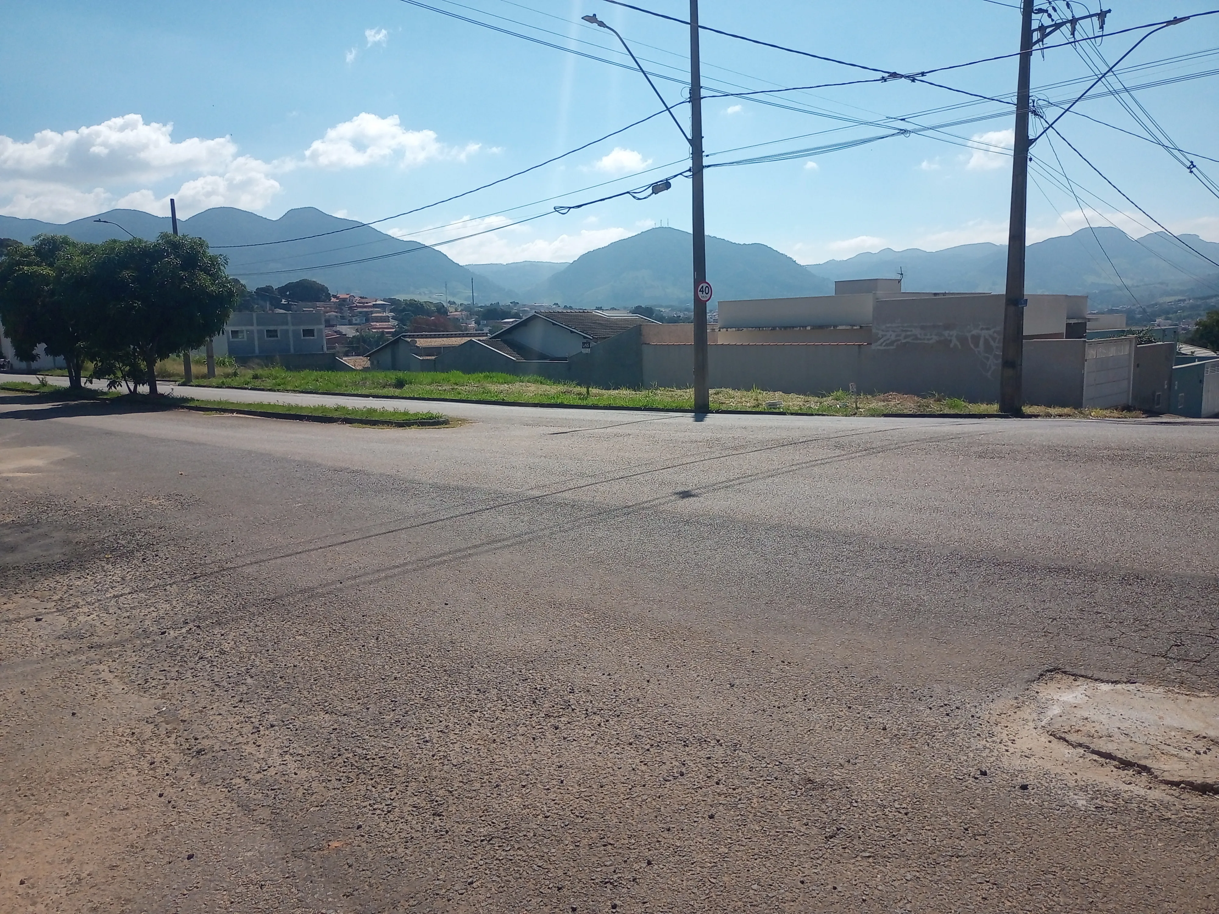 Terreno de esquina no Jardim Mirante, com 270 m², uma área diferenciada e maior que a maioria dos terrenos do bairro. Localizado de frente para a avenida, oferece excelente visibilidade e acesso, sendo uma ótima oportunidade para instalação de comércio, indústria, construção de barracão ou residência.
Excelente localização e grande potencial para investimento! - foto 3