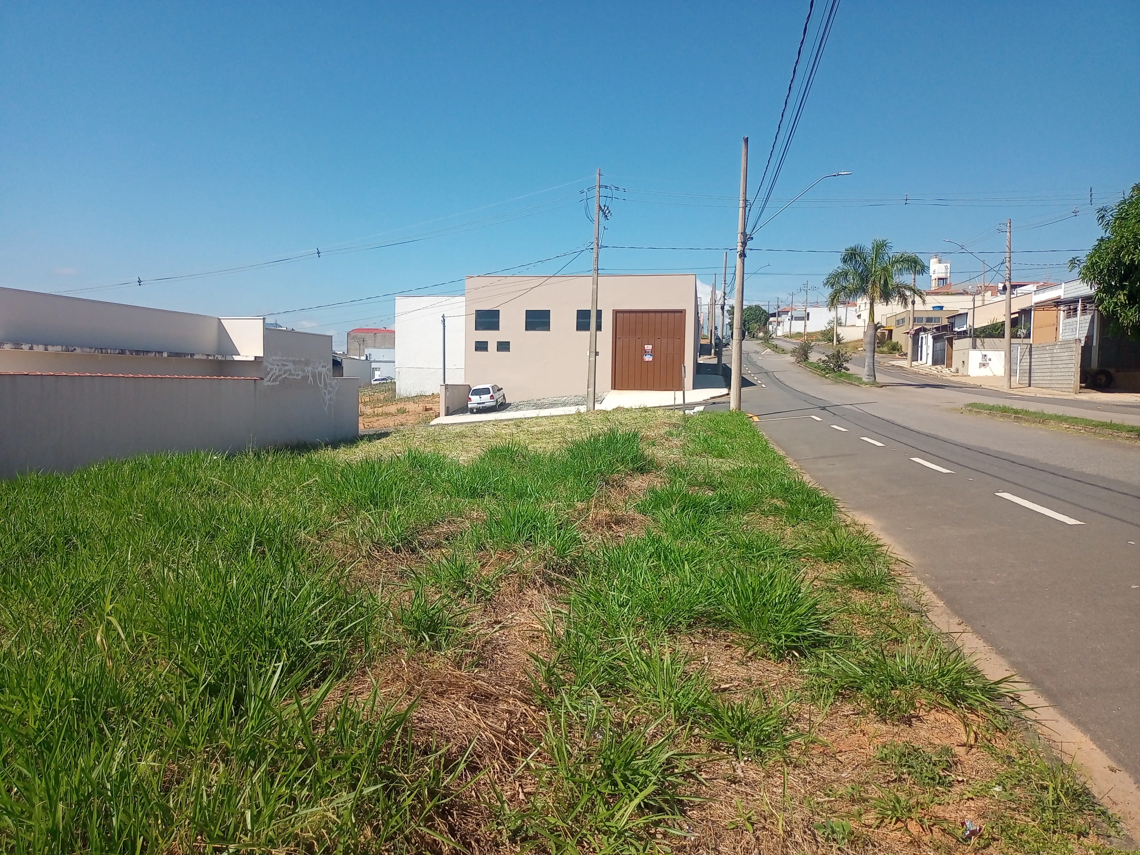 Terreno de esquina no Jardim Mirante, com 270 m², uma área diferenciada e maior que a maioria dos terrenos do bairro. Localizado de frente para a avenida, oferece excelente visibilidade e acesso, sendo uma ótima oportunidade para instalação de comércio, indústria, construção de barracão ou residência.
Excelente localização e grande potencial para investimento! - foto 4