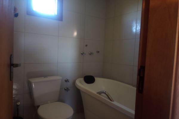 Charmosa casa de campo com vista deslumbrante, clima ameno e lareira aconchegante. Ideal para descanso ou investimento em locações por temporada. Conta com banheira, closet, poço artesiano e área para plantio. Cercada por natureza exuberante, oferece total tranquilidade. Possui transformador de energia bifásico, área de 1,5 alqueire. Um verdadeiro refúgio com conforto e beleza natural.Aproveite essa oportunidade única de adquirir um verdadeiro paraíso no campo. - foto 3