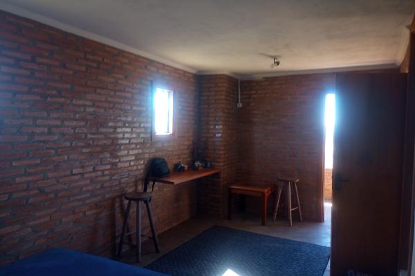 Charmosa casa de campo com vista deslumbrante, clima ameno e lareira aconchegante. Ideal para descanso ou investimento em locações por temporada. Conta com banheira, closet, poço artesiano e área para plantio. Cercada por natureza exuberante, oferece total tranquilidade. Possui transformador de energia bifásico, área de 1,5 alqueire. Um verdadeiro refúgio com conforto e beleza natural.Aproveite essa oportunidade única de adquirir um verdadeiro paraíso no campo. - foto 4