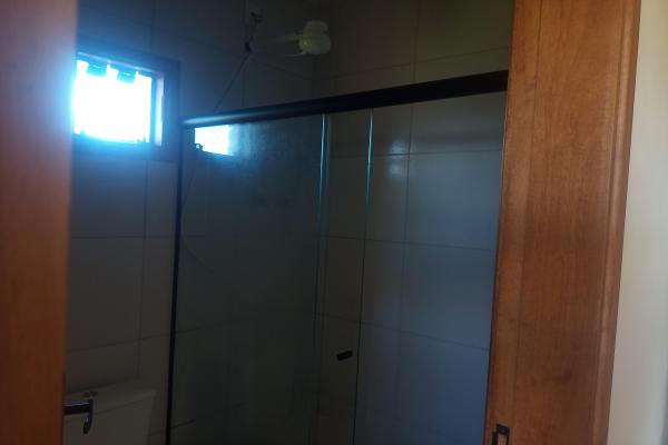 Charmosa casa de campo com vista deslumbrante, clima ameno e lareira aconchegante. Ideal para descanso ou investimento em locações por temporada. Conta com banheira, closet, poço artesiano e área para plantio. Cercada por natureza exuberante, oferece total tranquilidade. Possui transformador de energia bifásico, área de 1,5 alqueire. Um verdadeiro refúgio com conforto e beleza natural.Aproveite essa oportunidade única de adquirir um verdadeiro paraíso no campo. - foto 5