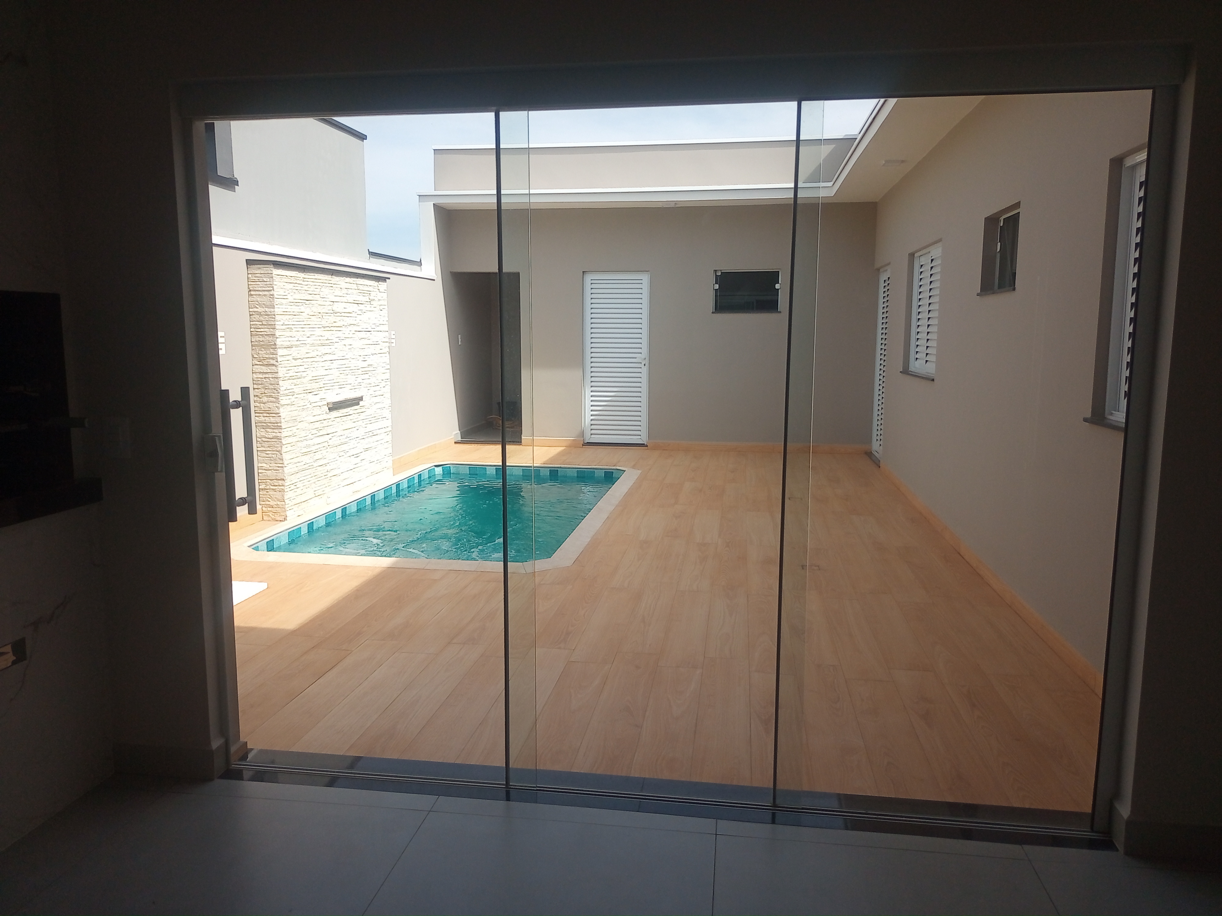 Luxo e conforto são os pontos fortes desta casa. São 3 quartos, sendo um suíte, sala e cozinha...