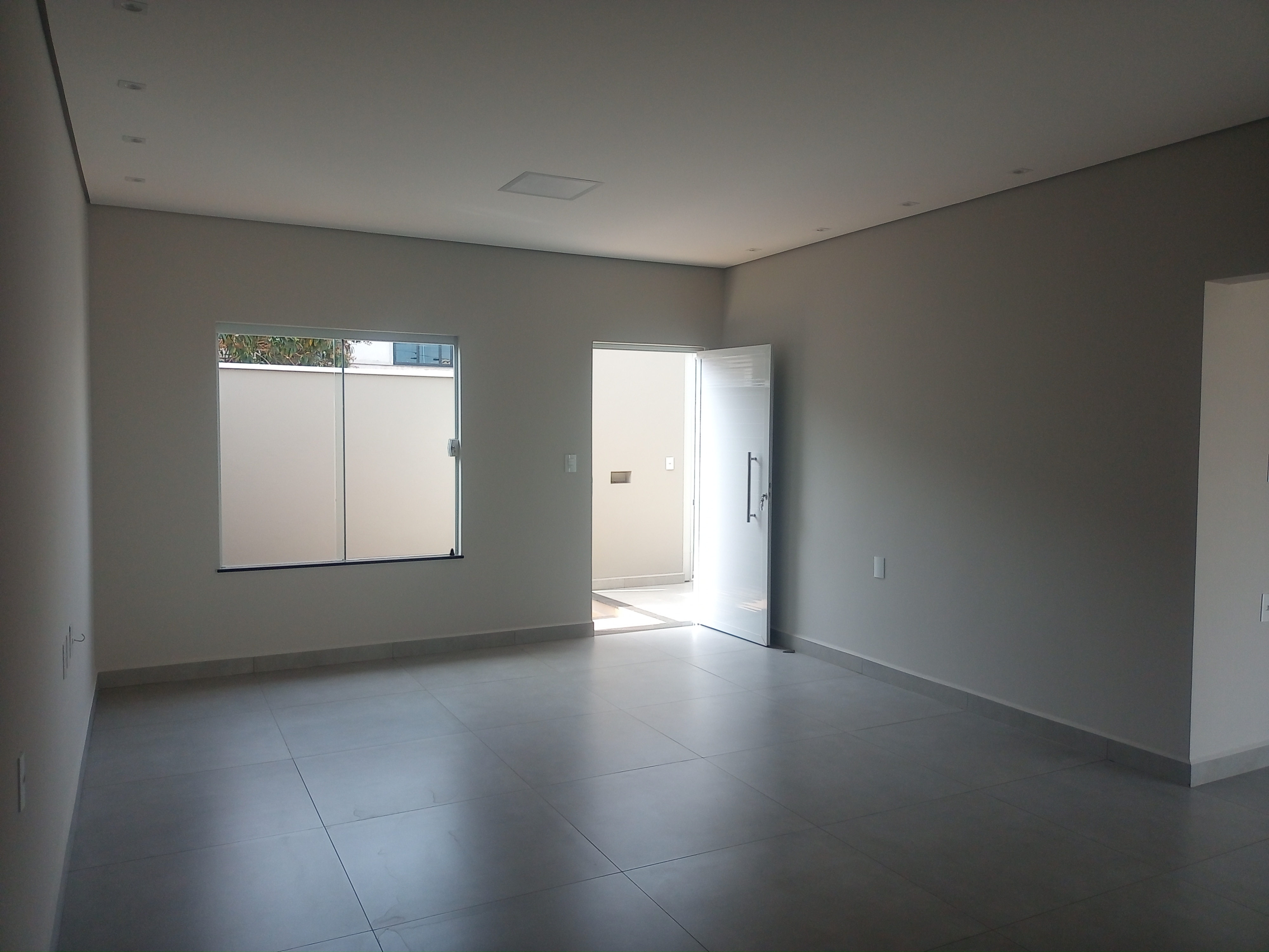 Luxo e conforto são os pontos fortes desta casa. São 3 quartos, sendo um suíte, sala e cozinha integradas, piscina, depósito, 2 garagens, nova, localizada no bairro que é um dos mais prestigiados de Andradas, o Portal da Mantiqueira. Preço atraente em comparação com o padrão construtivo. Vamos agendar a visita? - foto 2