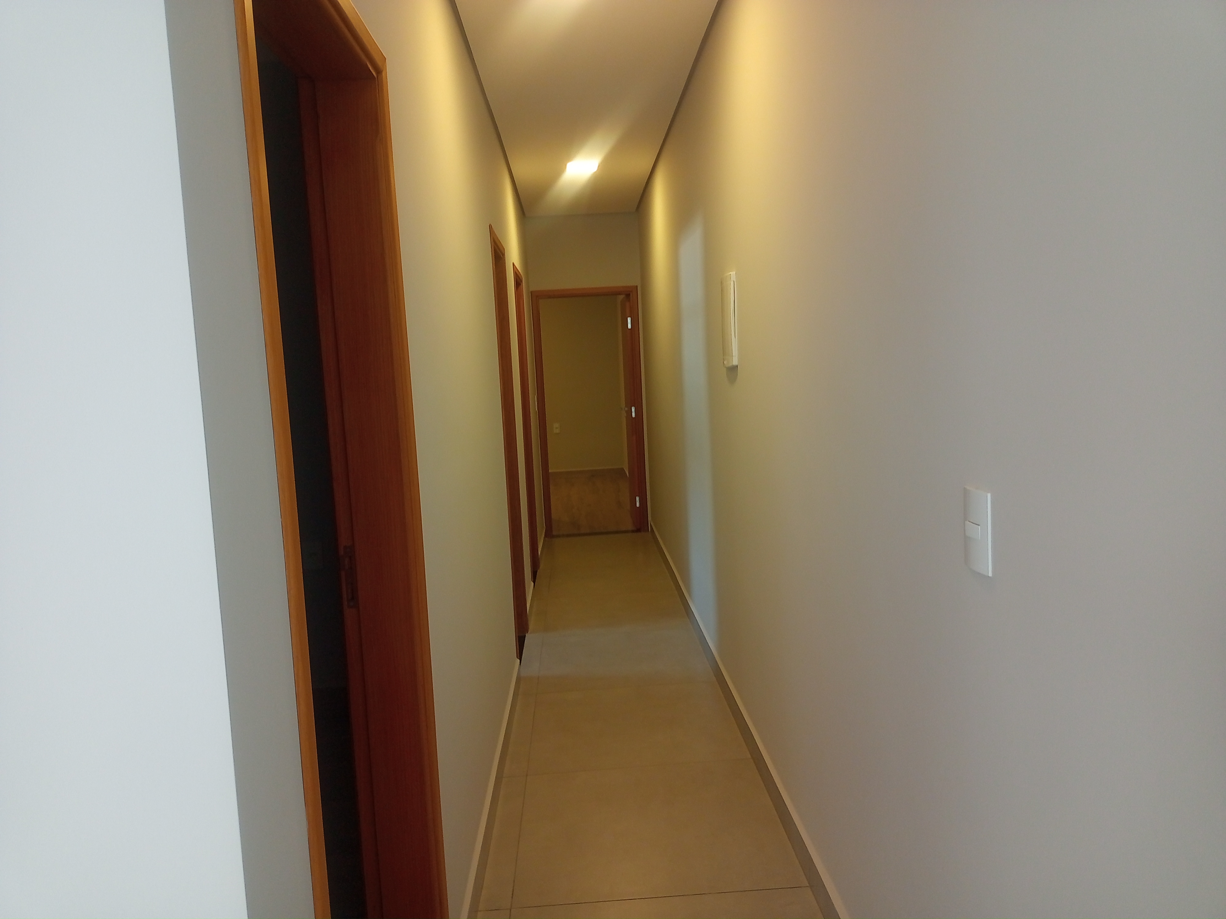 Luxo e conforto são os pontos fortes desta casa. São 3 quartos, sendo um suíte, sala e cozinha integradas, piscina, depósito, 2 garagens, nova, localizada no bairro que é um dos mais prestigiados de Andradas, o Portal da Mantiqueira. Preço atraente em comparação com o padrão construtivo. Vamos agendar a visita? - foto 3