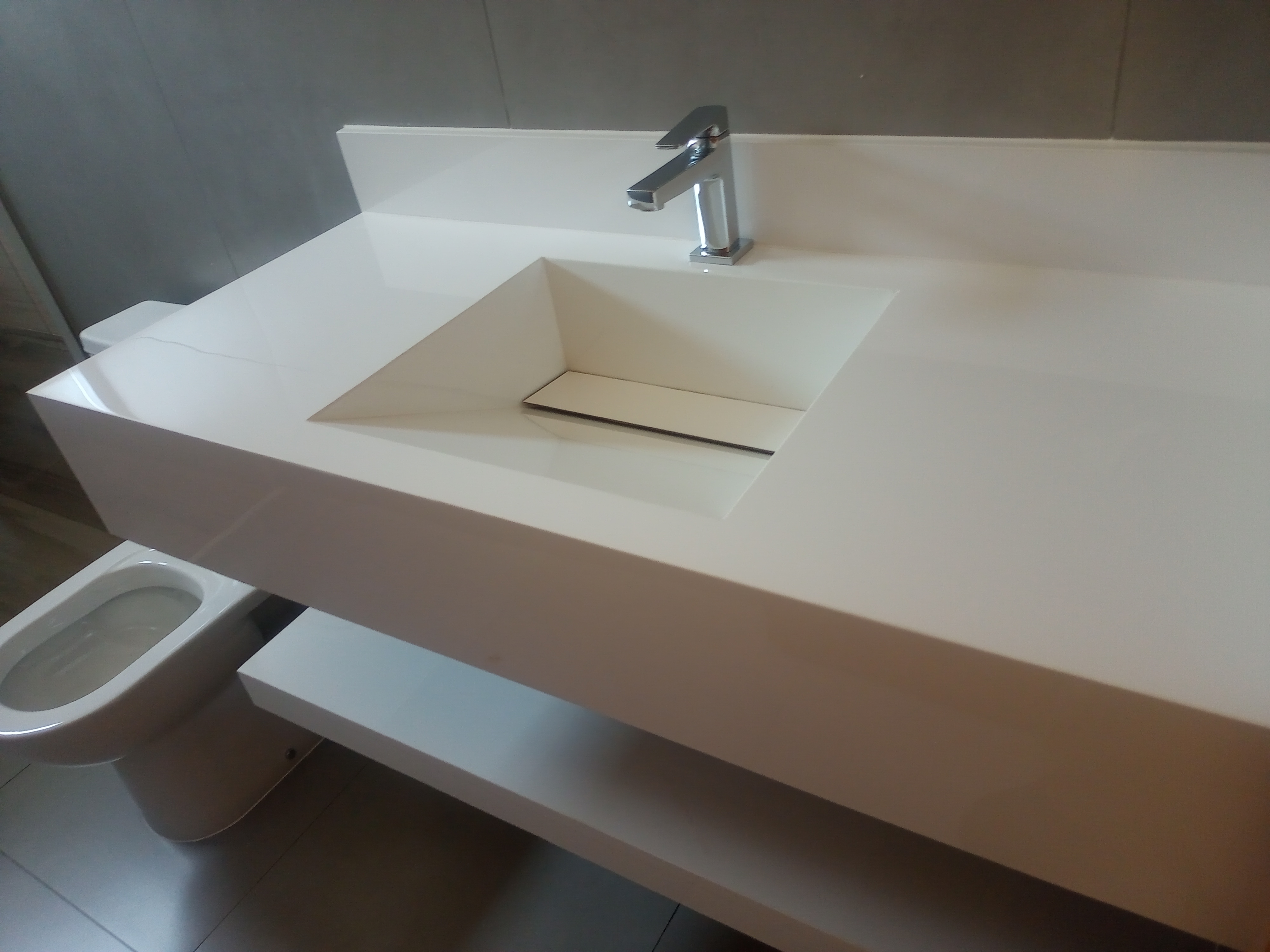 Luxo e conforto são os pontos fortes desta casa. São 3 quartos, sendo um suíte, sala e cozinha integradas, piscina, depósito, 2 garagens, nova, localizada no bairro que é um dos mais prestigiados de Andradas, o Portal da Mantiqueira. Preço atraente em comparação com o padrão construtivo. Vamos agendar a visita? - foto 4