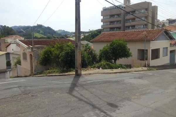 Já imaginou o conforto de morar próximo do centro? Este terreno, localizado a apenas 90 metros da Avenida Bias Fortes, próximo do centro, na Vila Mosconi, de esquina, lhe propicia mais liberdade para projetar a construção e você vai ter o privilégio de gozar de tanto conforto. Aceita-se troca por terreno menor e por algo que interessar ao proprietário. - foto 3