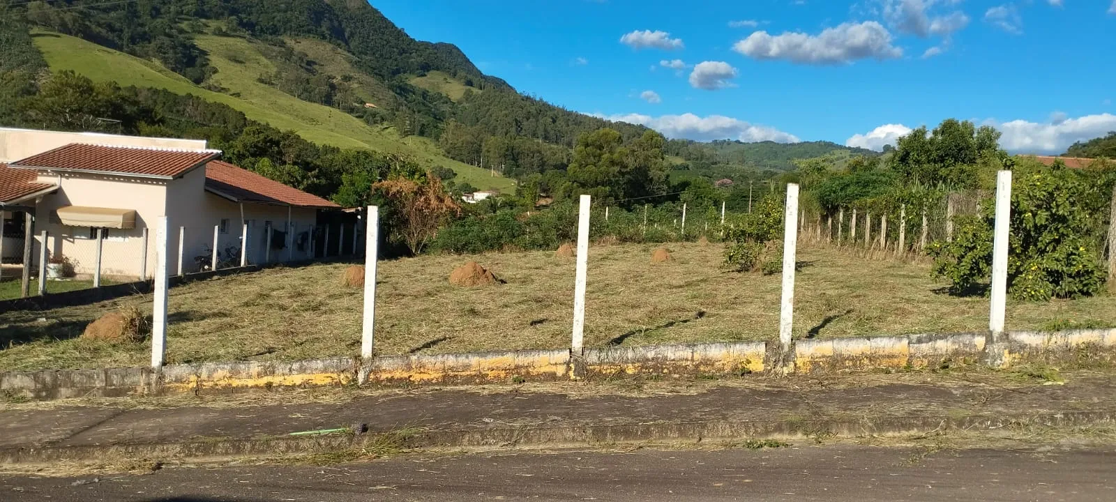 Esta chácara tem a segurança que você merece. Dentro de condomínio, escriturada com matrícula...