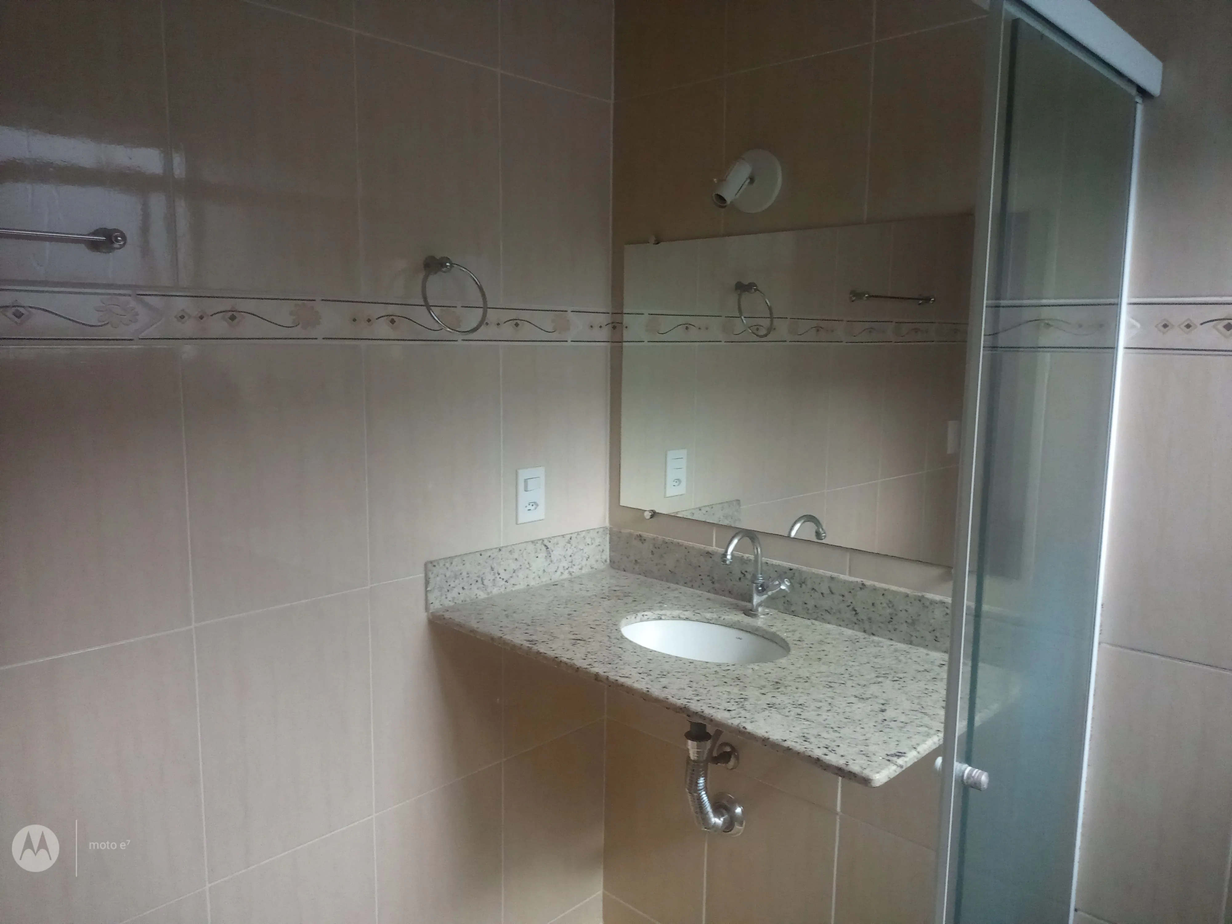 Morar bem é aqui. Casa confortável, com ampla área de lazer, sacadas que proporcionam vistas maravilhosas para as montanhas, 3 quartos, sendo dois suites, mais dois banheiros sociais e um lavabo, copa, cozinha, 2 garagens cobertas, espaço mais automóveis no quintal, bem segura com muros altos, portões eletrônicos, porta balcão nas três sacadas. Vamos agendar uma visita e sentir o quanto ela é agradável? - foto 4