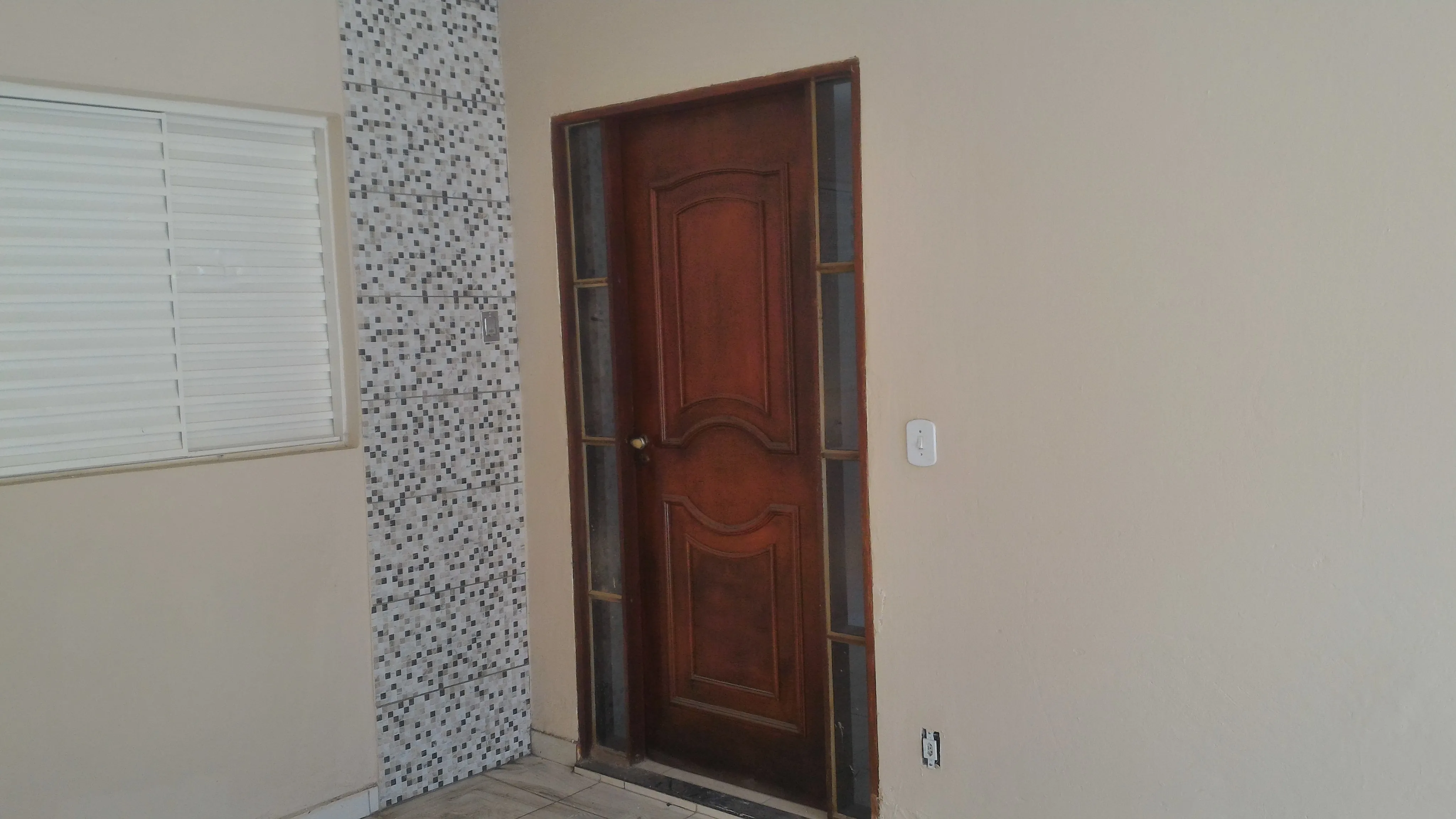 Casa com dois quartos (um suite), garagem, vaga para mais 2 veículos, cozinha grande, sala...