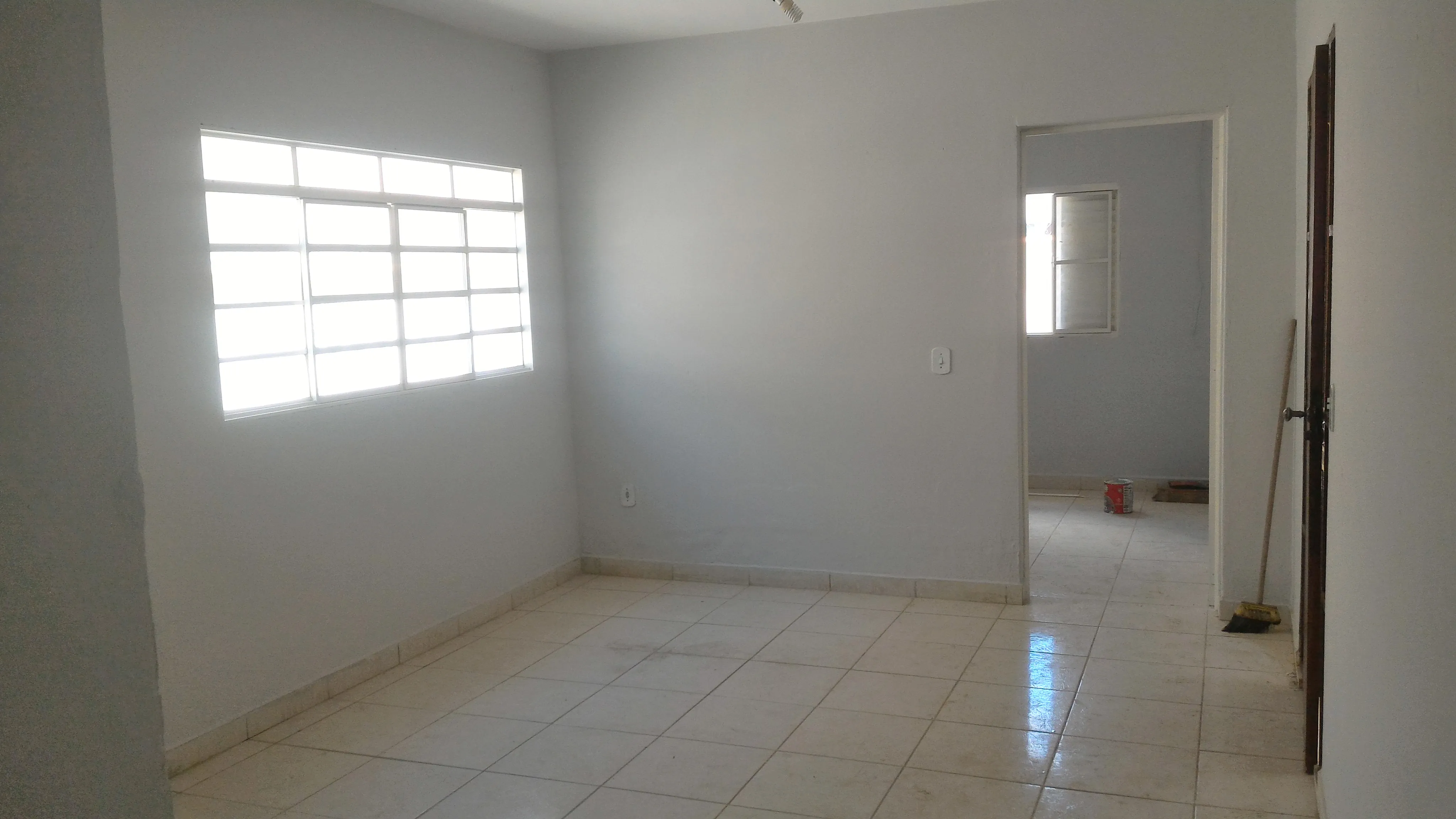 Casa com dois quartos (um suite), garagem, vaga para mais 2 veículos, cozinha grande, sala grande que dá para dividir e fazer o terceiro quarto, quintal, 87m² de área construída, bairro Santa Lúcia. Aceita troca. - foto 2